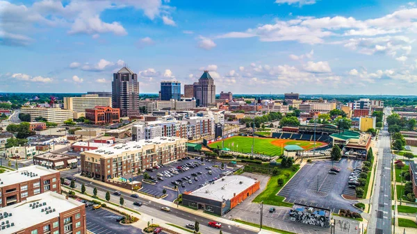 Drone aéreo de Downtown Greensboro Carolina do Norte NC Skyline — Fotografia de Stock