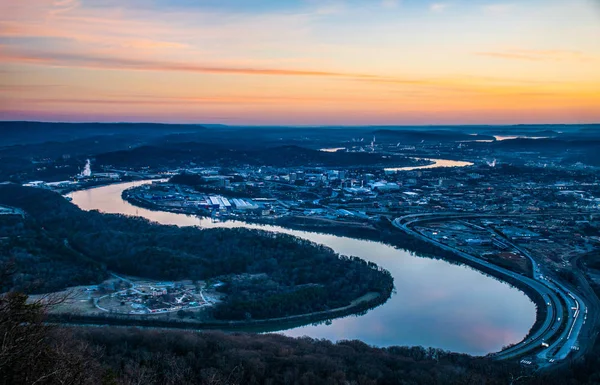 Chattanooga Tennessee skyline en Tennessee River Stockfoto