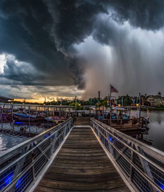 Orlando Florida Yağmur ve Yıldırım ile Supercell Thunderstorm