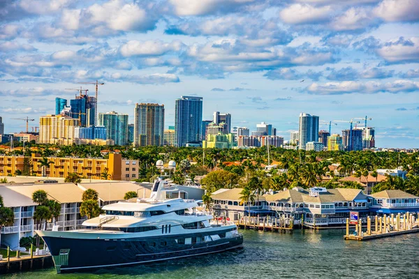 Ft Lauderdale Skyline e Intracoastal Waterway — Foto de Stock