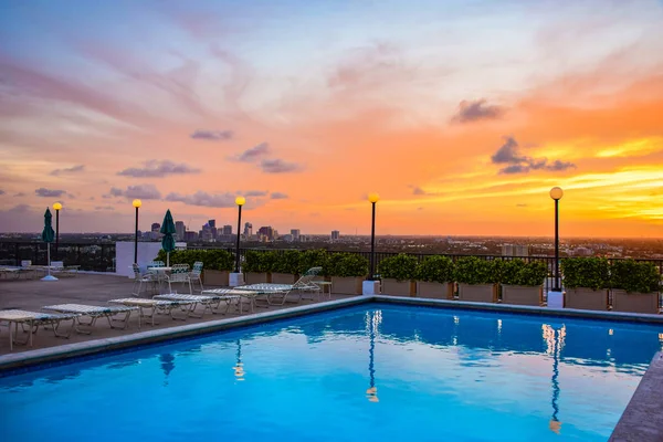 Puesta de sol desde la piscina de lujo en la azotea con vistas a Fort Lauderdale Flor — Foto de Stock