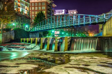 Downtown Greenville, Güney Karolina'daki Reedy Nehri