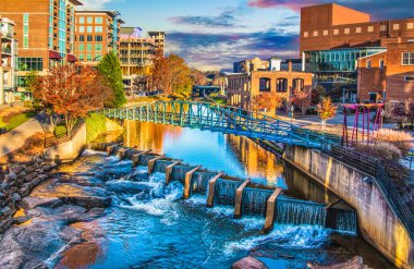 River Place ve Reedy Nehri Greenville, Güney Caro gün doğumunda