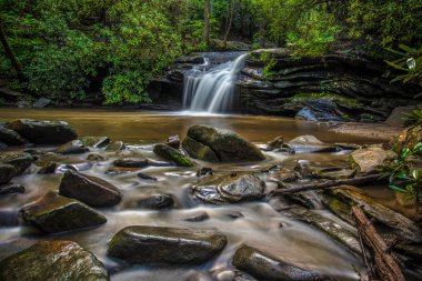 Greenville South Carolin yakınlarındaki Table Rock State Park Şelale