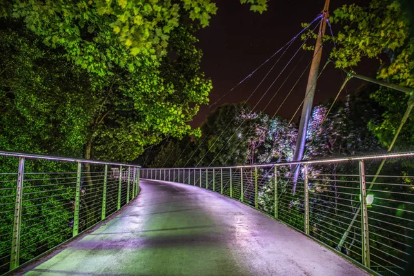 Falls Park Liberty Bridge belvárosában Greenville Dél-Karolina — Stock Fotó