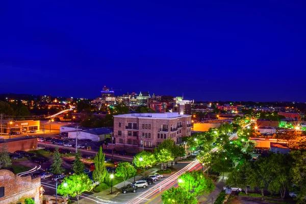 Hosszú expozíció Downtown Greenville Dél-Karolina Skyline rajta — Stock Fotó