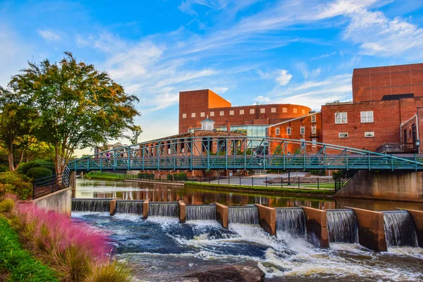 Reedy River y Wyche Pavilion Peace Center en el centro de Greenvil —  Fotos de Stock