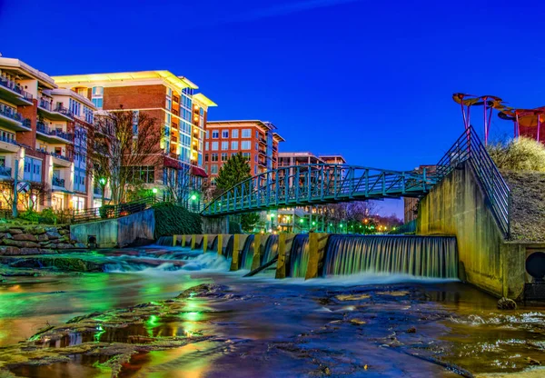 Reedy River y RiverPlace Bridge en el centro de Greenville, Sur —  Fotos de Stock