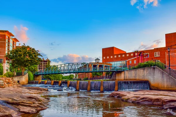 Greenville Riverplace üzerinde Gündoğumu, Güney Carolina, Amerika Birleşik Devletleri — Stok fotoğraf