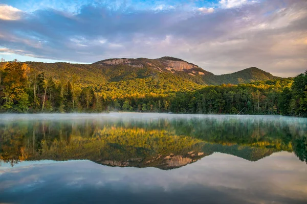 Table Rock State Park e Pinnacle Lake all'alba vicino Greenvil — Foto Stock