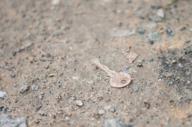 Eski anahtar yerde yatıyor