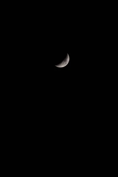 Měsíc Temné Obloze Skutečný Obrázek Měsíce Půlměsíc Bez Mraků Noci — Stock fotografie
