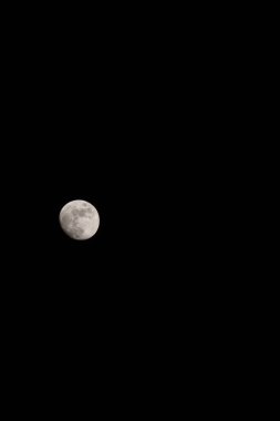 Karanlık gecede dolunay. DSLR Kameramı yakala. Gökyüzünde ay var. Huzurlu bir arka plan, parlayan bir açık hava..