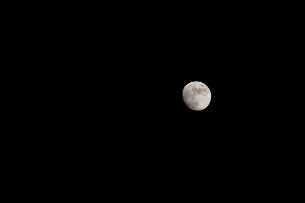 Karanlık gecede dolunay. DSLR Kameramı yakala. Gökyüzünde ay var. Huzurlu bir arka plan, parlayan bir açık hava..
