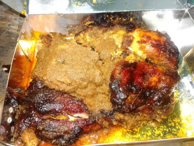 Pakette ızgara tavuk yemeği. Esprili köri. Kızarmış tavuk pirzolası yakın. Barbekü tavuğu tavuk parçaları ya da ızgara ve ızgara yapılmış tüm tavuklardan oluşur. Hintli Aisan.