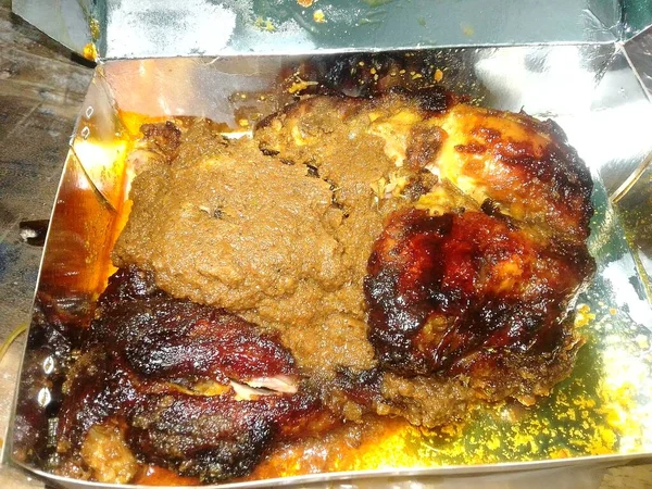 Pakette ızgara tavuk yemeği. Esprili köri. Kızarmış tavuk pirzolası yakın. Barbekü tavuğu tavuk parçaları ya da ızgara ve ızgara yapılmış tüm tavuklardan oluşur. Hintli Aisan.