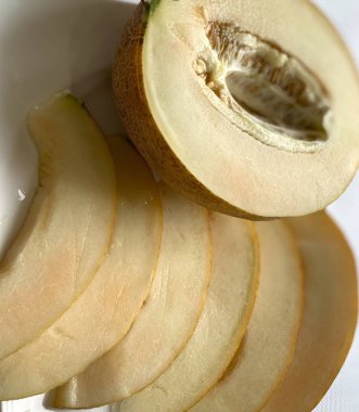 Güzel sarı kavun. Tatlı sarı meyve, kavun dilimleri. Diyet beslenme. Doğal vitaminler. Kavun plaka, tatlı gıda.