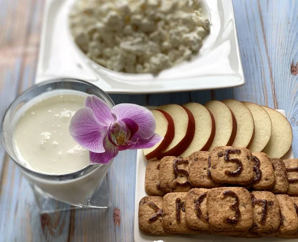Sağlıklı kahvaltı kefir ve süzme peynir. Çerezler ile Apple. Ülke yemeği. Güzel masa dekorasyonu. Orkide çiçeği