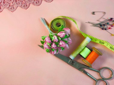 Pembe arka planda nakış için bir dizi dikiş ipliği. 