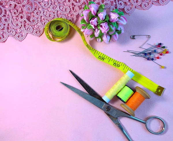 Pembe arka planda nakış için ayarlayın.