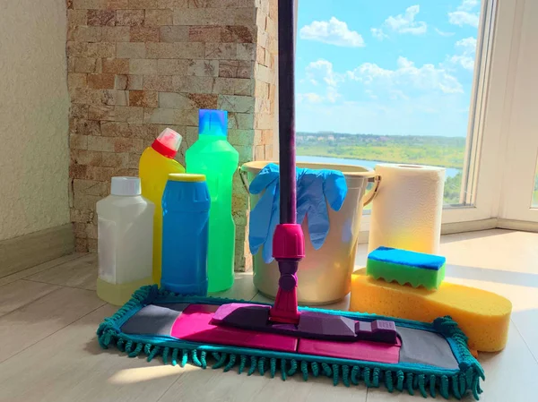 洗浄液、モップとバケツ。清潔な窓、家の掃除. — ストック写真