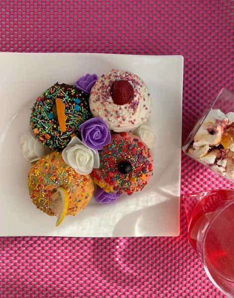 Empat kue mangkuk di glasir coklat, dengan latar belakang merah muda . — Stok Foto