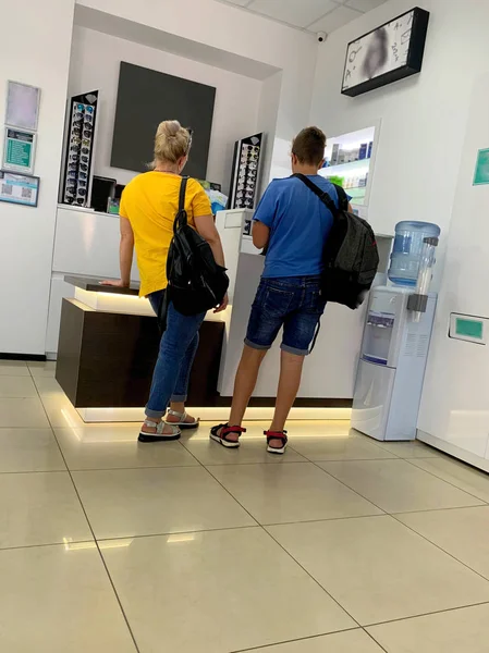 Görme kliniğinde resepsiyon. İnsanlar doktordan randevu almak.