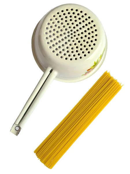Colander tésztaféléket, spagetti izolátumhoz. — Stock Fotó