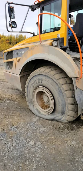 Volvo kamyonda düz lastik. 