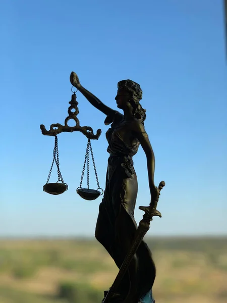 Themis'in heykelciği, adalet tanrıçası.
