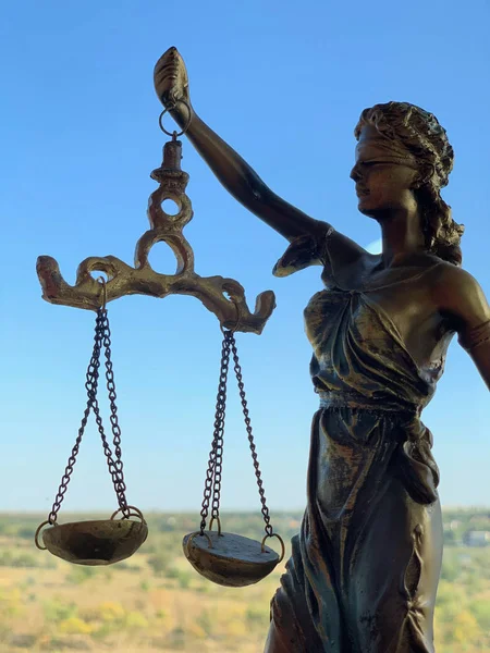 Adalet Tanrıçası Themis. 