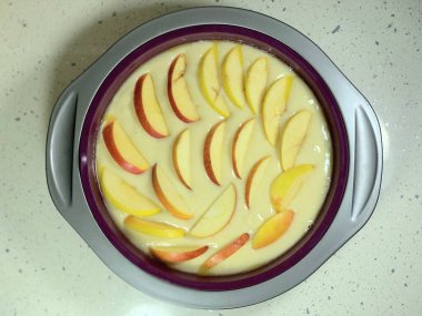 bir pişirme çanağı içinde çiğ hamur.