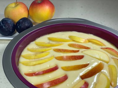 Yuvarlak bir şekilde ham hamur.