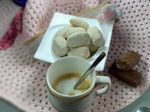 Breakfast on the table, coffee with cookies. — Stock Photo, Image
