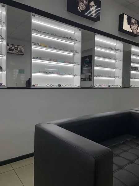 Gözlüklü bir vitrin, optik mağazasında.. 
