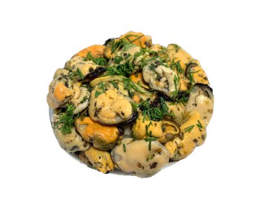 Bir tabakta marine edilmiş midyeler, izole edilmiş..