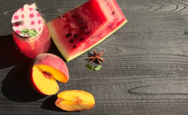 Taze karpuz ve şeftali. Vitamin içeceği hazırlıyorum. Olgun mevsimlik meyveler, siyah arka planda..
