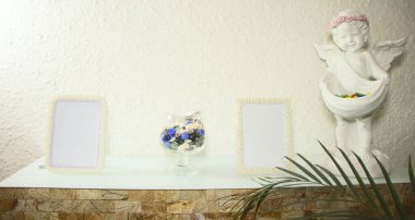 Fotoğraf çerçeveli raflar. Süslü raflar, melek figürleri. Fotoğraf çerçevesi ya da yazıtlar için. Taştan bir raf..