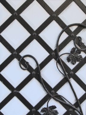 Kapıda demir dövmesi, dokusal arka plan. Demir elmas şekilli parmaklıkları olan beyaz bir kapı. 3d için doku.