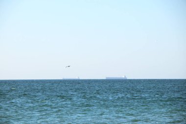 Gemiler denizin derinliklerinde, ufuk çizgisinde. Deniz ve gökyüzü, seçici odaklanma. Karadeniz manzarası.