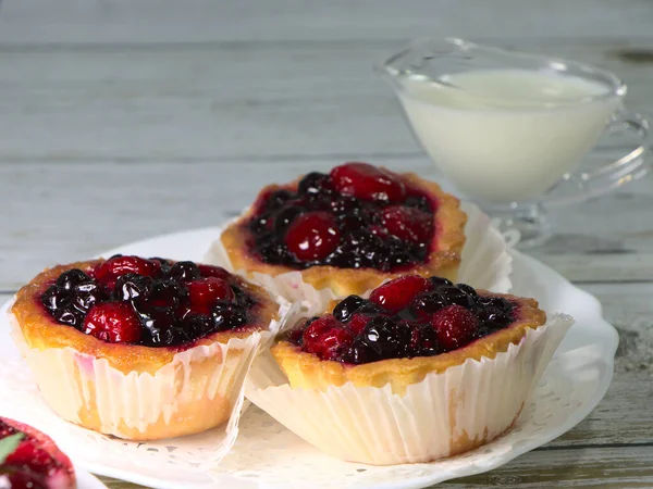 Tartelette Aux Framboises Confiture Fraises Confiserie Sur Une Assiette Blanche — Photo