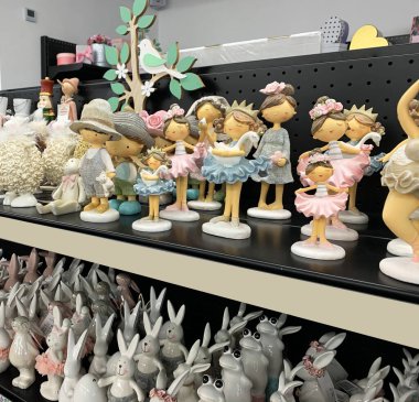 Mağaza rafındaki porselen bebekler. Hafıza için küçük seramik bebek koleksiyonu.