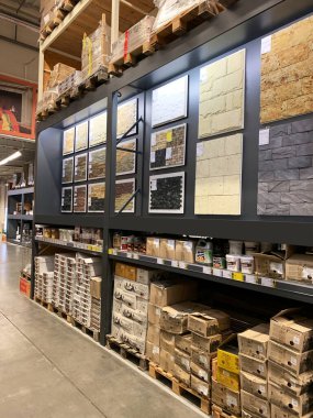 İnşaat malzemeleri çeşitleri. Ev dekorasyonu için taşa bakıyor, farklı renkler..