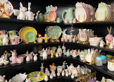 Çocuklar için renkli sofra takımı seti. Çocuk tatili için sofra takımı ve dekor. Dükkanda seramik rafı.