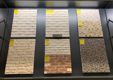 Yüzü taşa dönük çeşitlilik. Bir hırdavatçıda dekoratif yapı malzemesi..