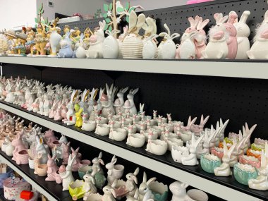  Süpermarket rafında seramik oyuncaklar. Çocuk odası için dekoratif oyuncak süslemeleri..