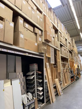 Raflardaki karton kutular. Kutularda mallar olan büyük bir depo..