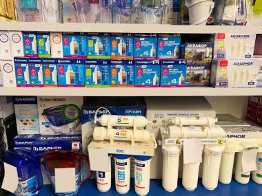Kryvyi Rih, Kryvyi Rih / Ukrayna 8 Ekim 2020: Su arıtma filtreleri sergileniyor. Süpermarketlerde çeşitli ürünleri olan raflar.