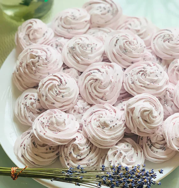 Marshmallow Med Lavendel Tallrik Närbild Söt Luftig Dessert Utan Socker — Stockfoto