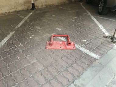 Otoparkın ortasındaki ya da özel park alanındaki araç durdurucu tamir edildi.
